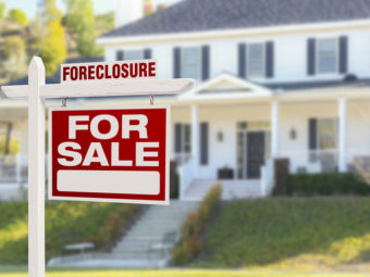 For sale sign in the front of a foreclosed home | Texas bankruptcy lawyers