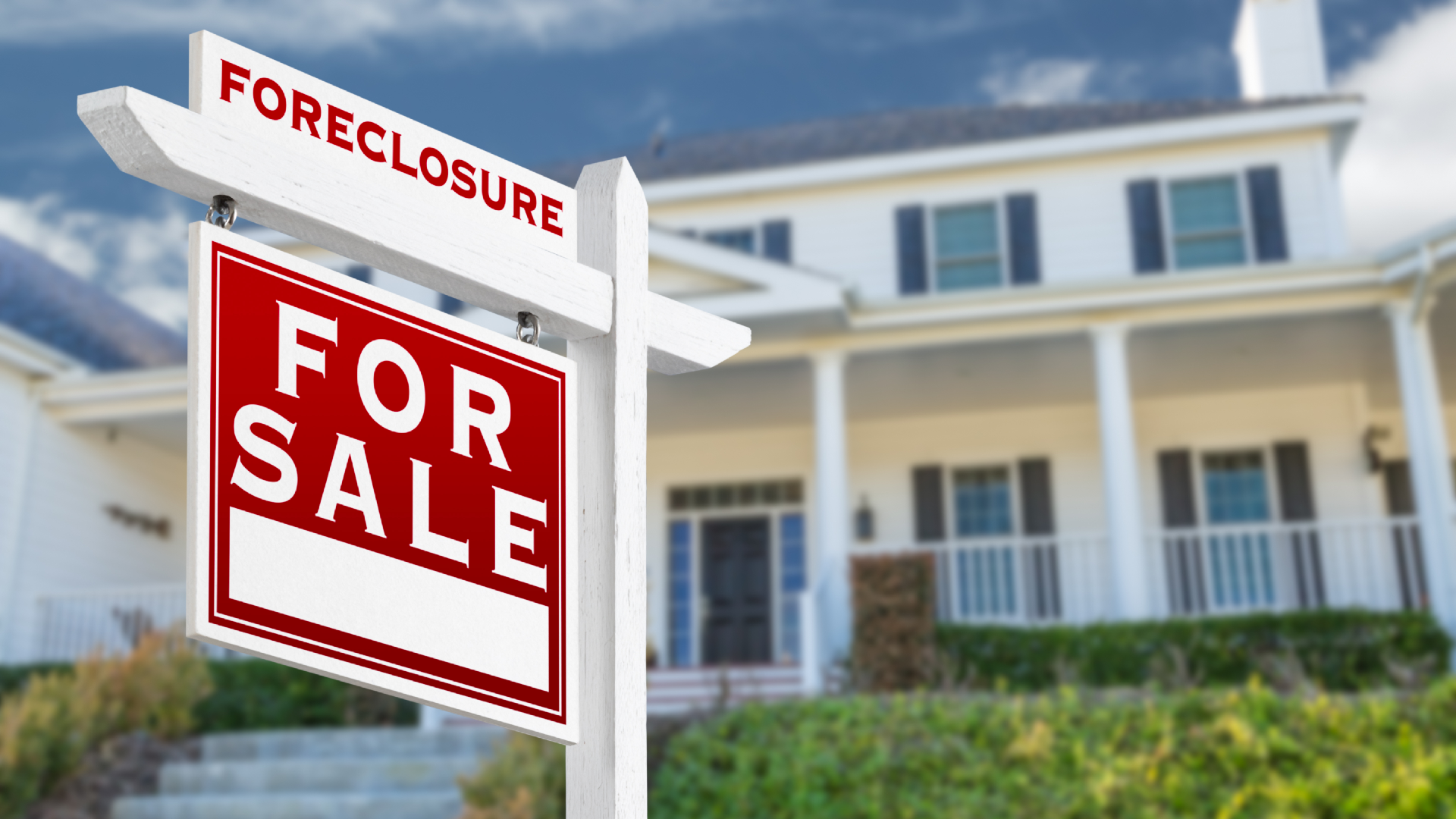 Foreclosure sign in front of a home | Texas bankruptcy lawyers